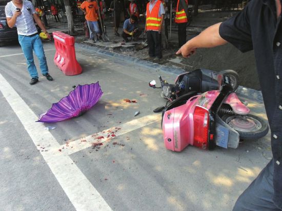 电动自行车倒在地上。(图由交警部门提供)